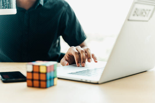 Cuida tu salud y aumenta tu productividad mientras trabajas desde casa con un standing desk